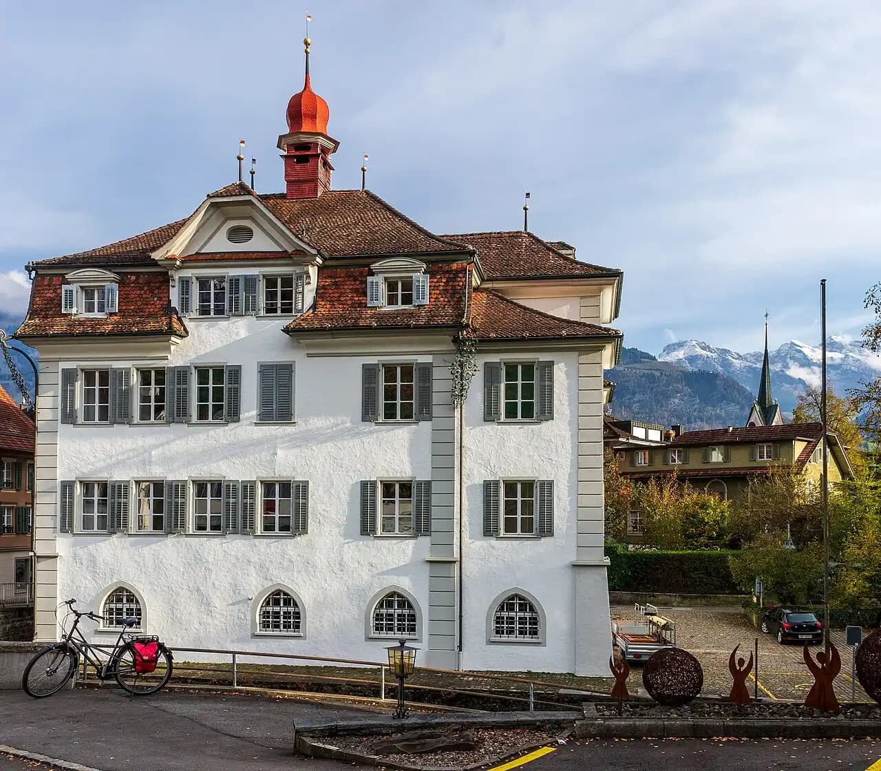 Obwald — File:Rathaus Sarnen OW, Nordwestansicht (2018).jpg