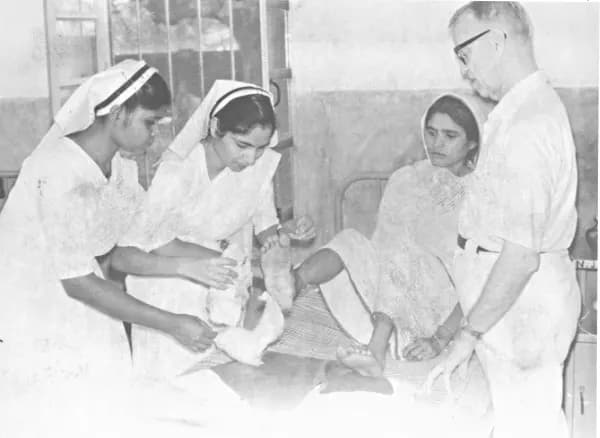 Sante — File:Patient, doctor, and nurses, Satbarwa Hospital, Bihar, India, 1967 (16825236020).jpg